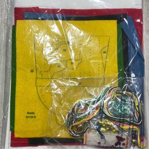 Bucilla 84139 Snowman Felt Door/Wall Hanging 15" x 19.5" Finished Size 1999 Kit - Picture 4 of 4